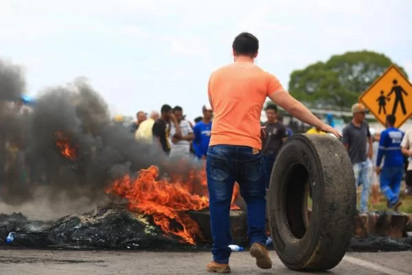 Ministro Alexandre de Moraes determina que PMs atuem nos estados para desbloquear rodovias